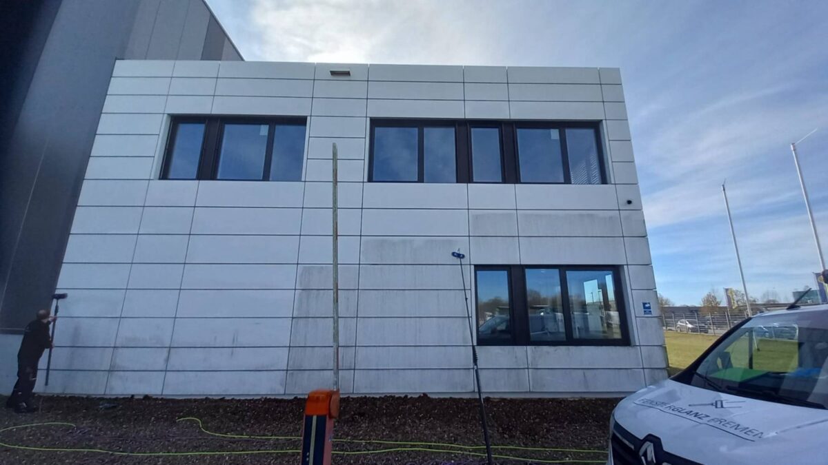 Bürogebäude in Bremen: Glas- und Fassadenreinigung vom Boden aus mit Teleskopstange