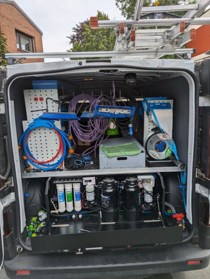 Fahrzeug mit Osmose-Anlage, Wassertanks und Carbon-Teleskopstangen