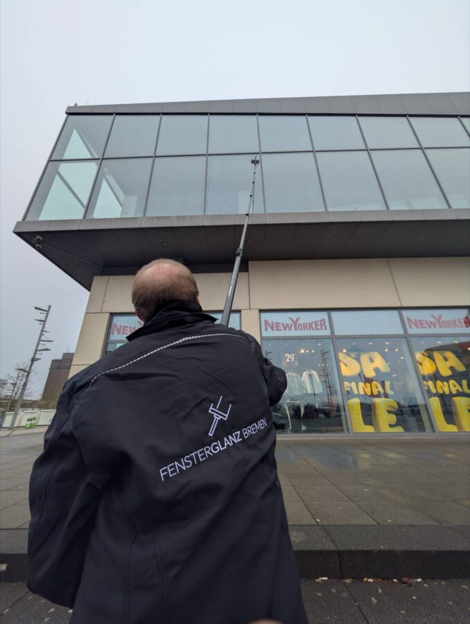 FensterGlanz Bremen bei der Glasreinigung mit Teleskopstange