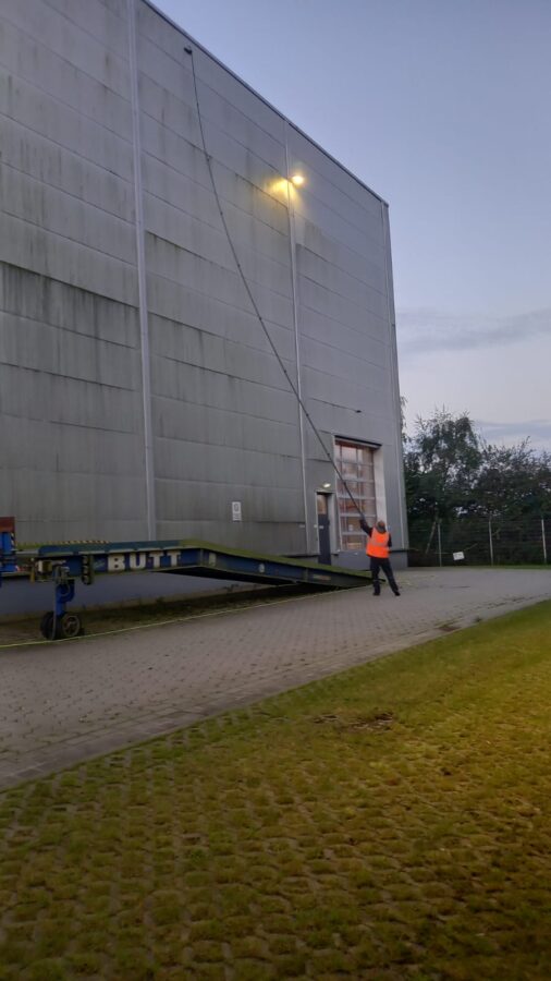 Logistikhalle: Fassadenreinigung bis 25 m Höhe vom Boden aus